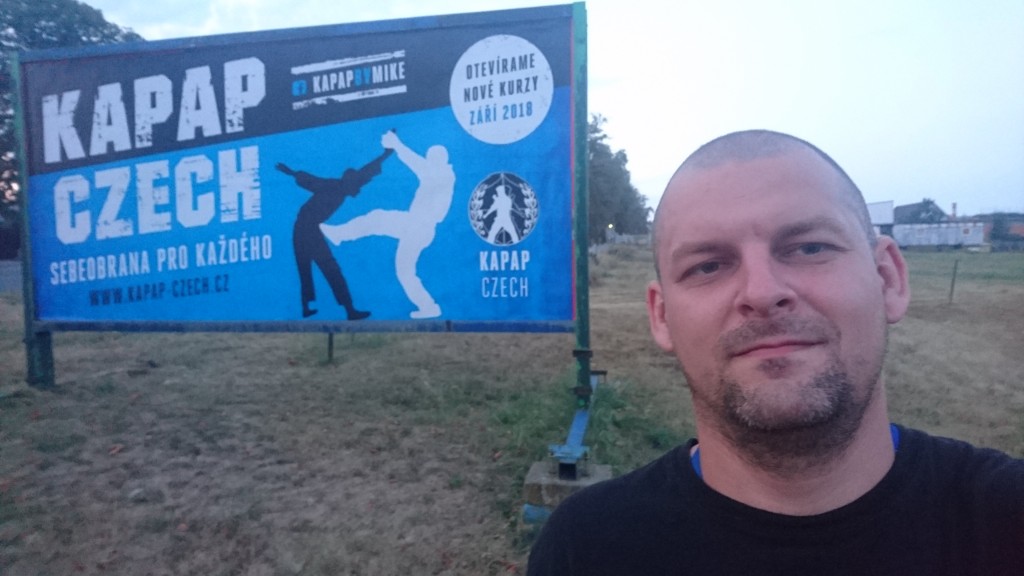 Instruktor Mike s billboardem KAPAP CZECH 2018 (Dobříš)